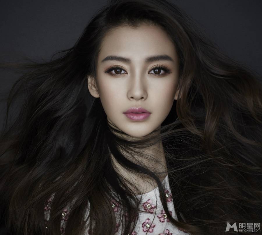 Angelababy尽展婀娜身姿魅力写真