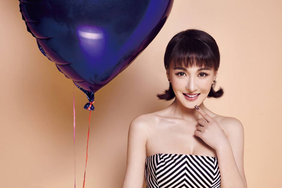 郑亦桐性感香肩小露俏皮杂志造型抓拍