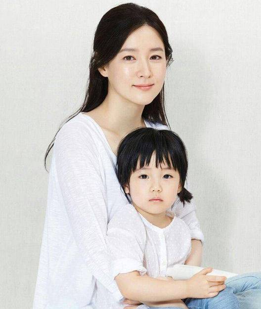 韩国明星美女李英爱携一双龙凤胎儿女拍画报