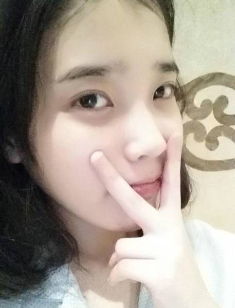 韩国人气偶像IU李智恩甜美自拍照