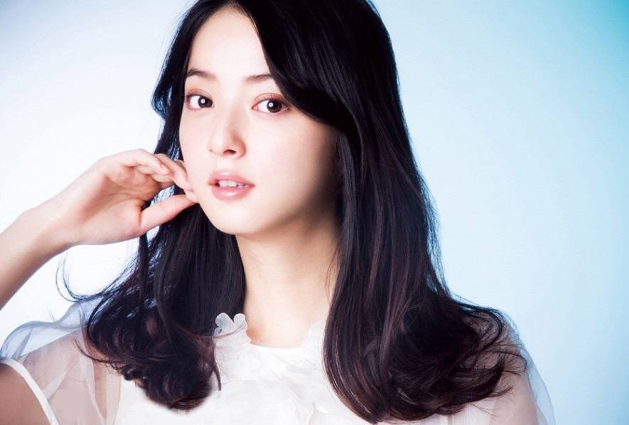佐佐木希清纯白色连衣裙甜美写真