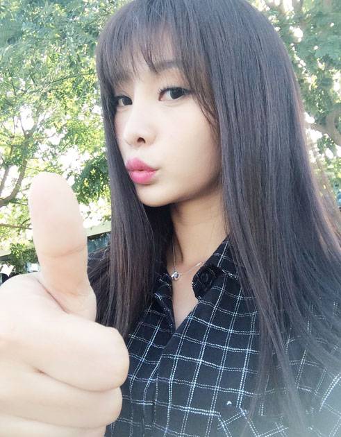 宅男女神柳岩迷人自拍生活照