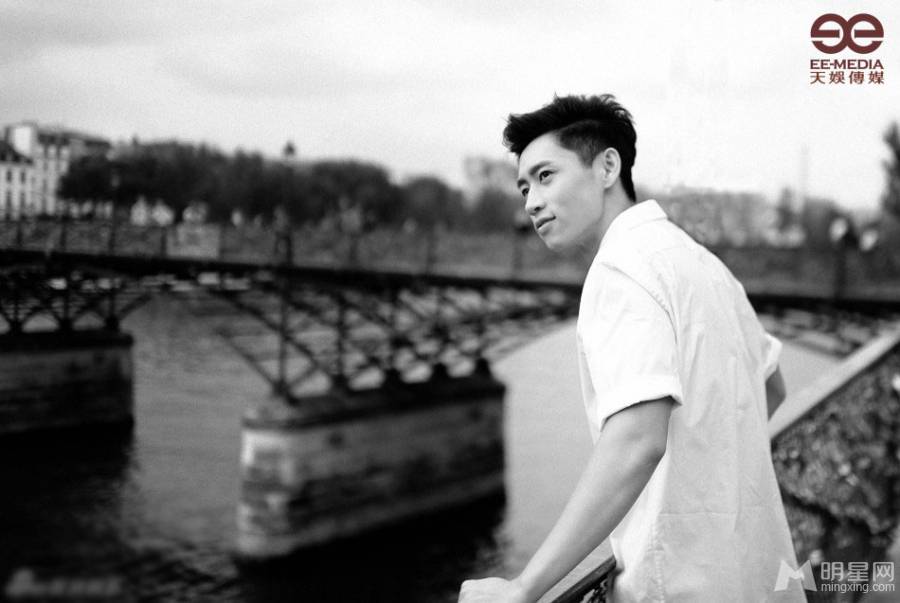 人气男星魏晨塞纳河畔时尚街拍