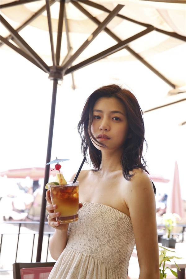 小龙女陈妍希旅行街头浪漫美照