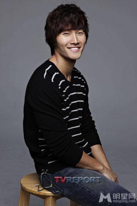 RunningMan金钟国休闲写真展现温暖笑容