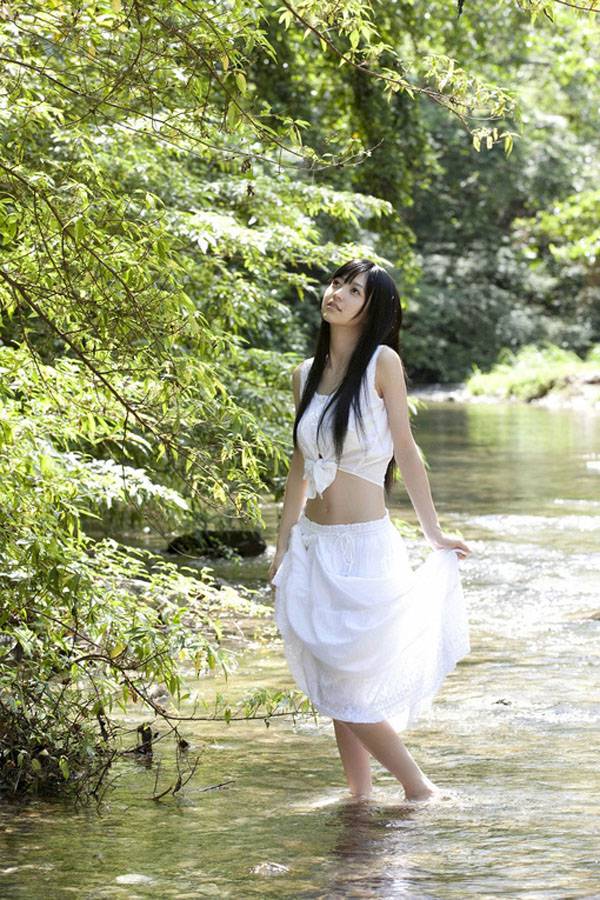 逢泽莉娜山涧小溪唯美户外清凉写真