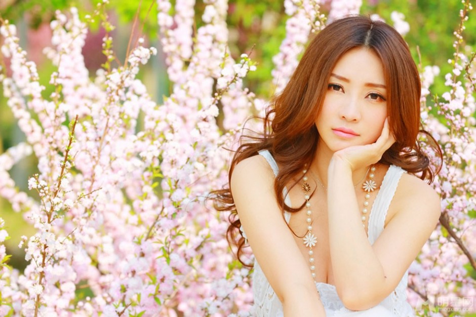 柳岩纯白蕾丝裙尽显清新甜美写真