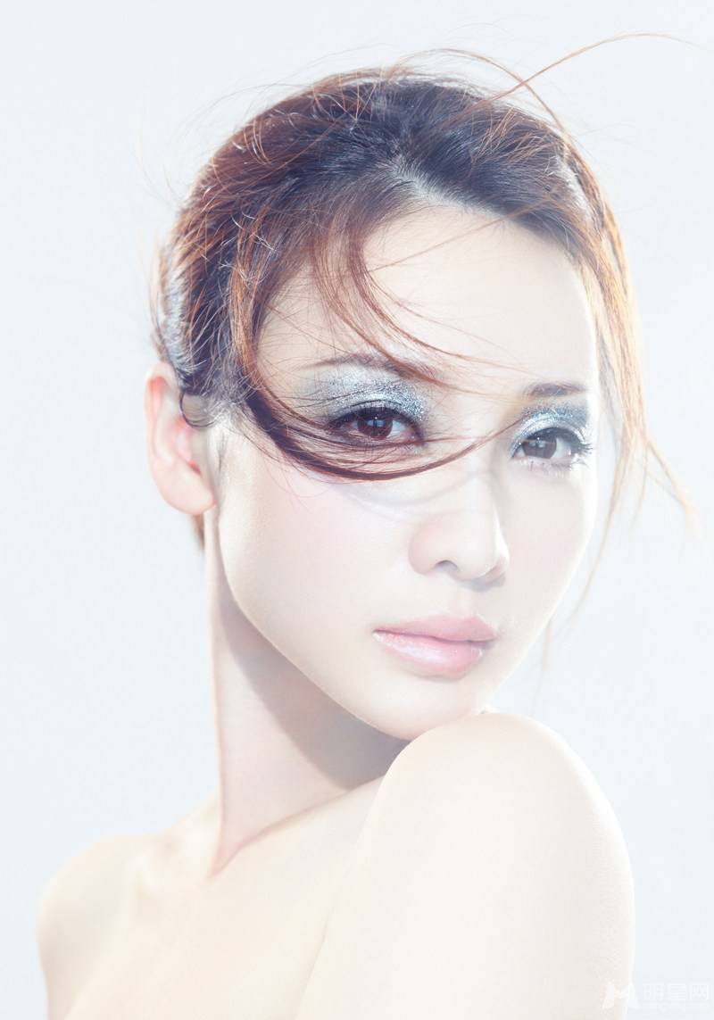 柳岩一抹红唇眼神魅惑冷艳写真