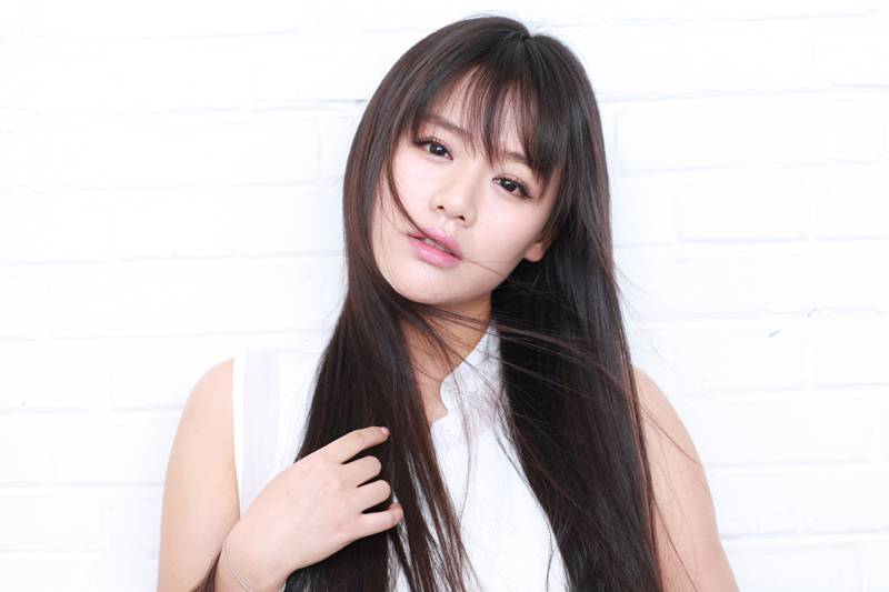 新晋女星马思纯简约春日清新写真集