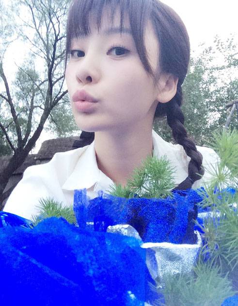 宅男女神柳岩迷人自拍生活照