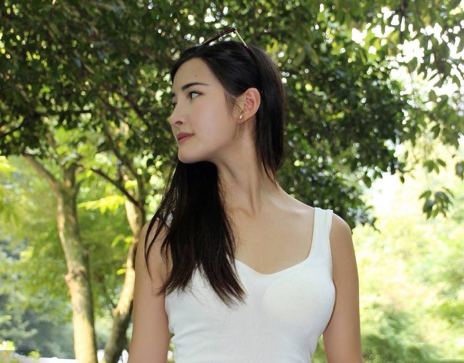 美臀女神朱韵淇异国旅游生活照