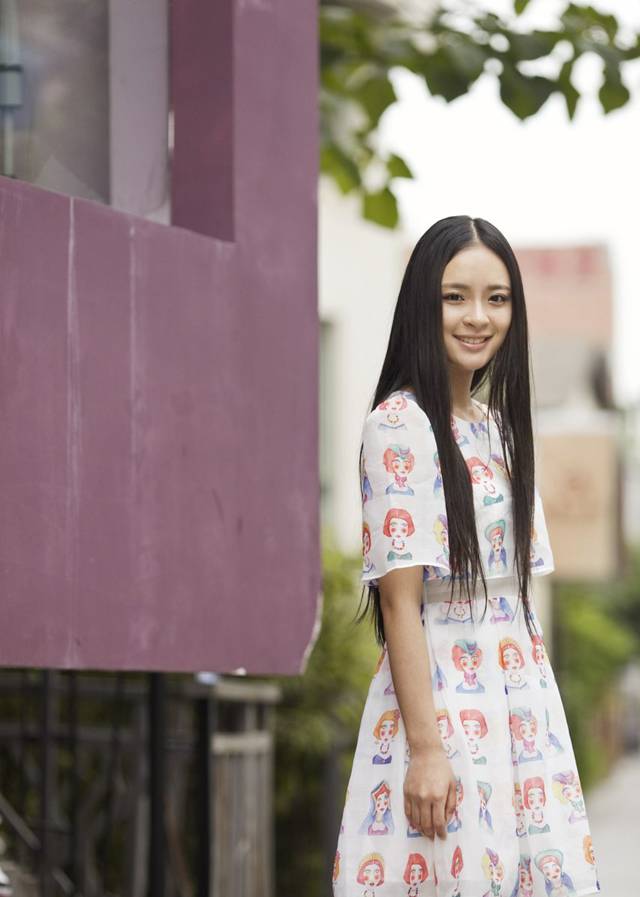 李莎�子甜美夏日时尚造型街拍