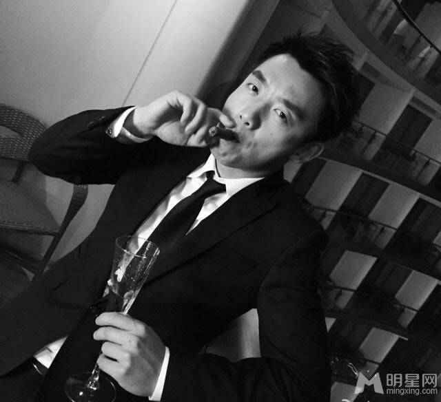 郑恺微博大晒黑白生活照