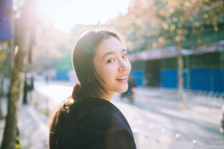 甜美校花吴倩素颜校园生活照