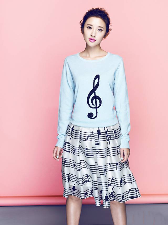 清纯女星唐艺昕音符短裙甜美春装