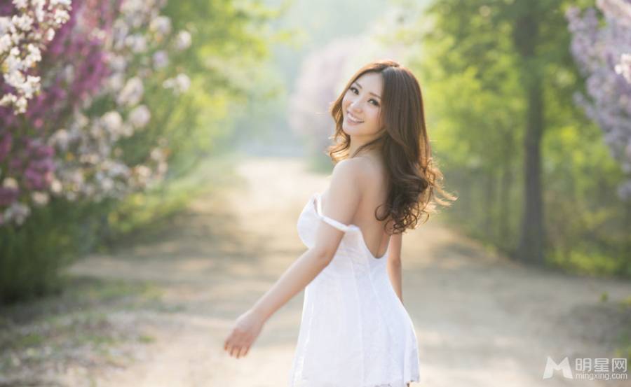 柳岩露香肩美背极致诱惑户外写真