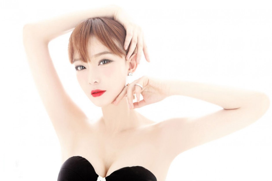 影视女星林西娅百变性感写真