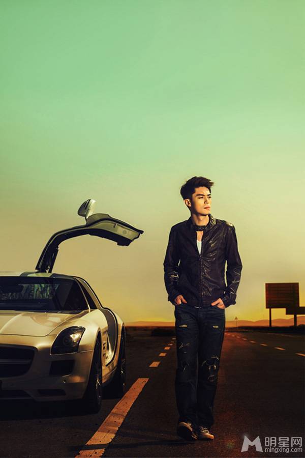 霍建华牛仔裤皮衣帅气携车写真