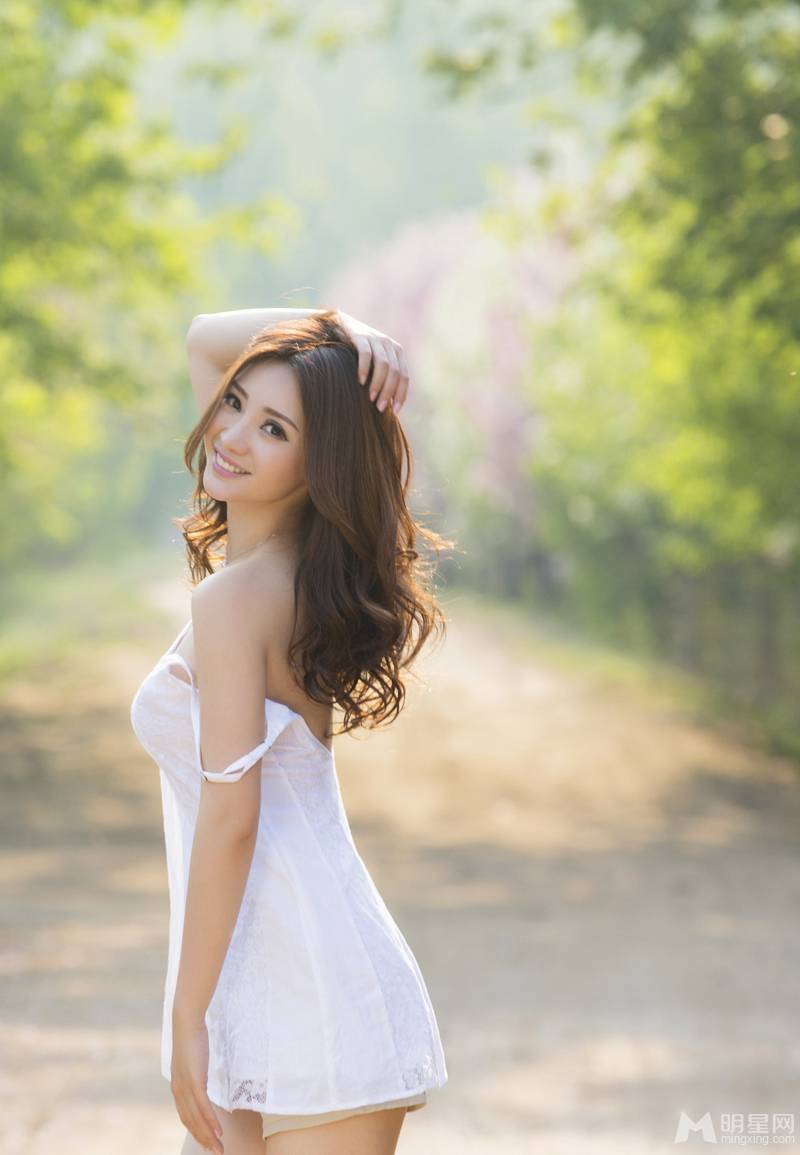 柳岩露香肩美背极致诱惑户外写真