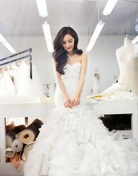 杨幂纯白唯美婚纱尽显幸福写真