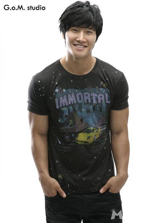 RunningMan金钟国休闲写真展现温暖笑容