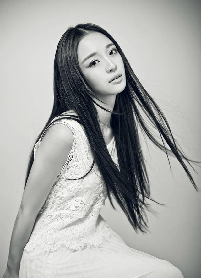 李莎�子与泰迪甜美欢笑黑白风格写真