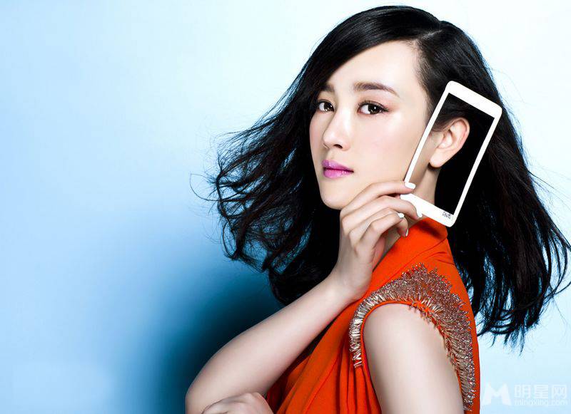 张檬复古红唇 艳丽时装演绎知性美