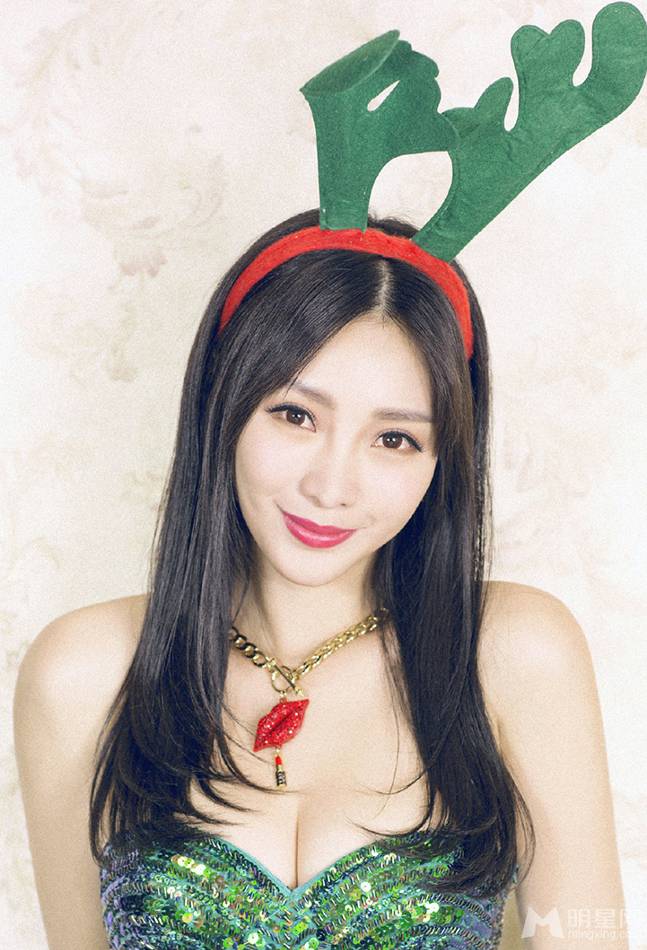 大陆女明星柳岩娇俏性感圣诞写真