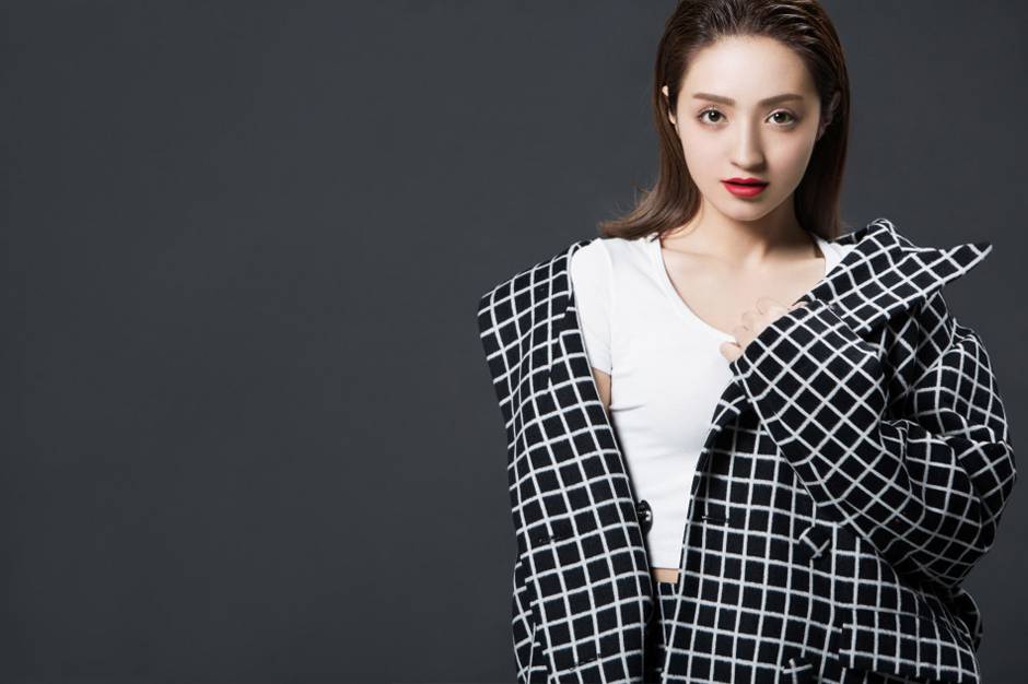 内地演员麦迪娜性感红唇冷艳写真