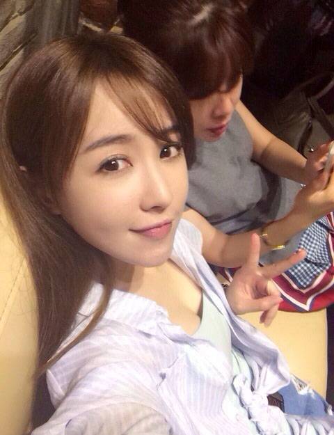 网络红人王婉珈户外甜美自拍