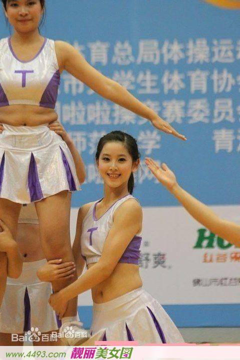 奶茶妹妹章泽天活动展现甜美笑容