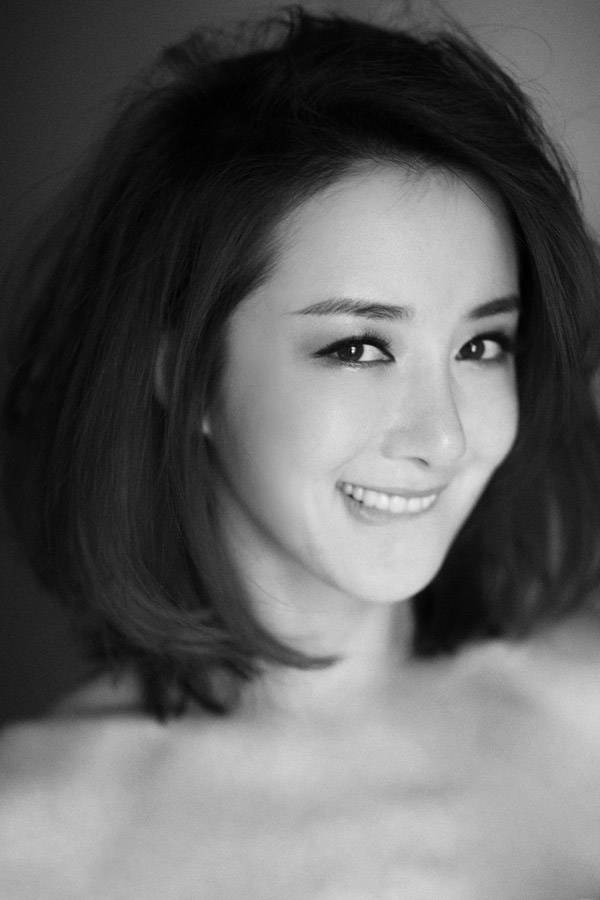 李依晓性感黑白撩人写真