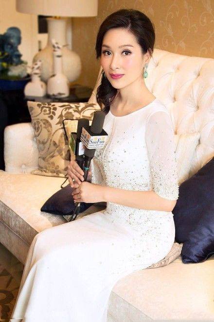 杨恭如出席活动 优雅白裙女神范