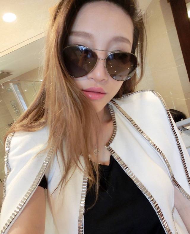 徐茜儿时尚墨镜造型自拍秀