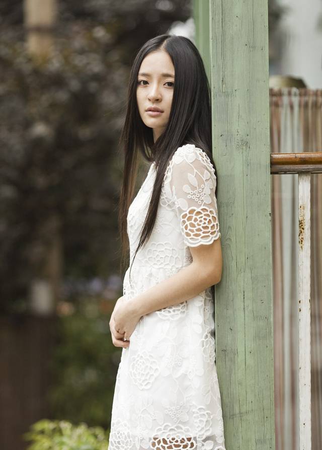 李莎�子甜美夏日时尚造型街拍