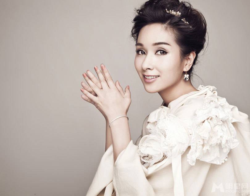 杨恭如时尚优雅展现知性熟女风范