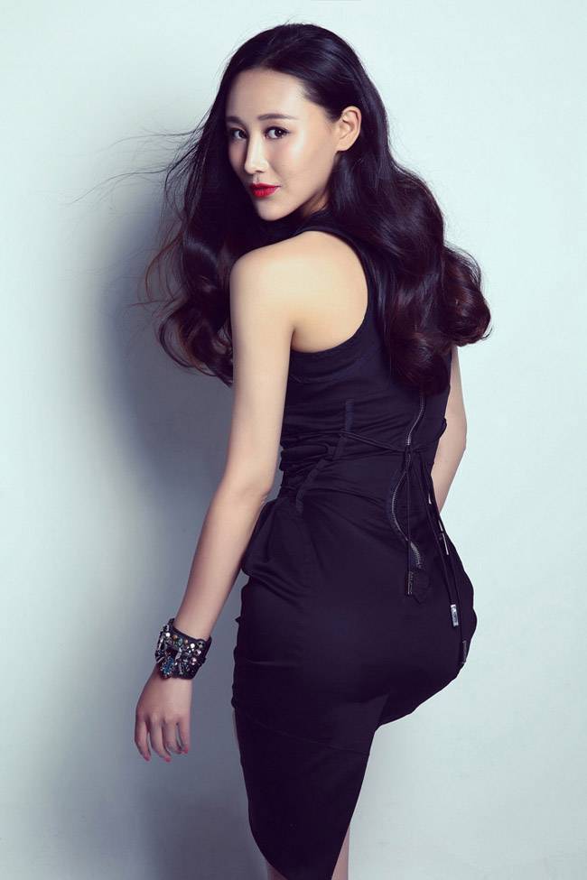 内地女星杜十五紧身黑裙火辣身材秀