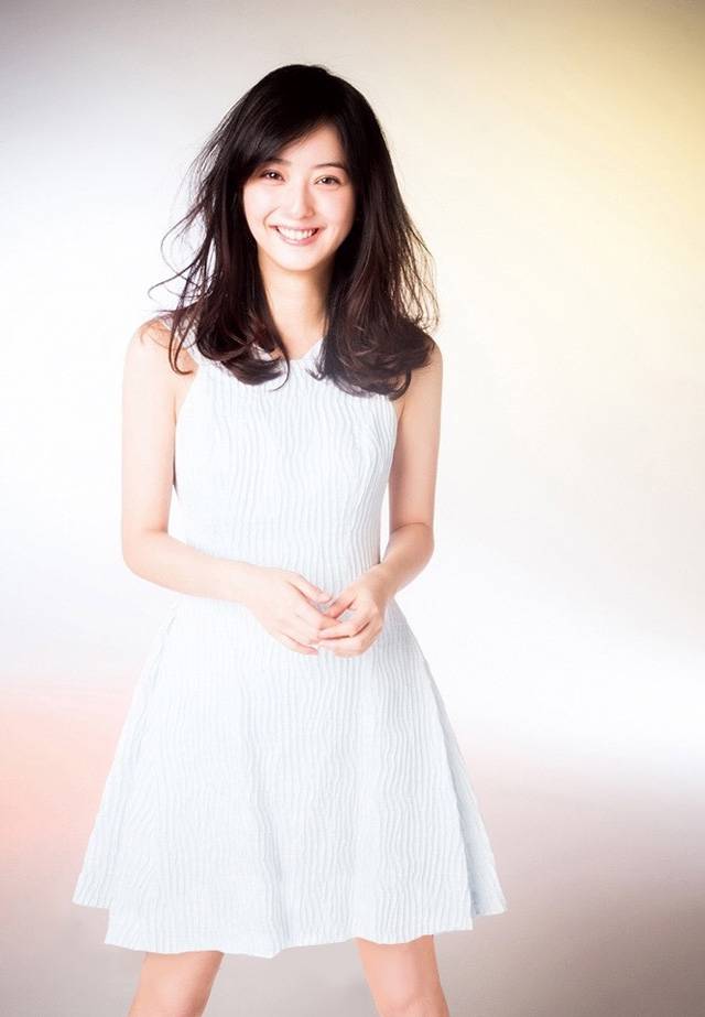 佐佐木希清纯白色连衣裙甜美写真