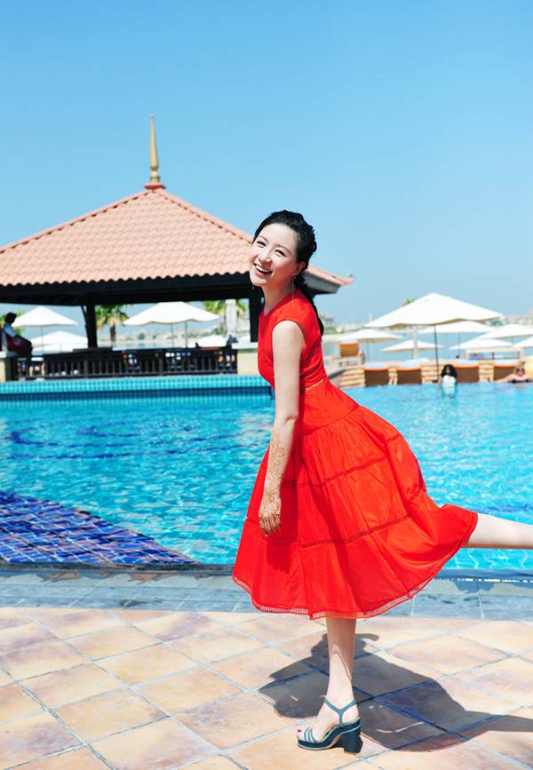 刘梓妍海边度假村红色洋裙甜美写真