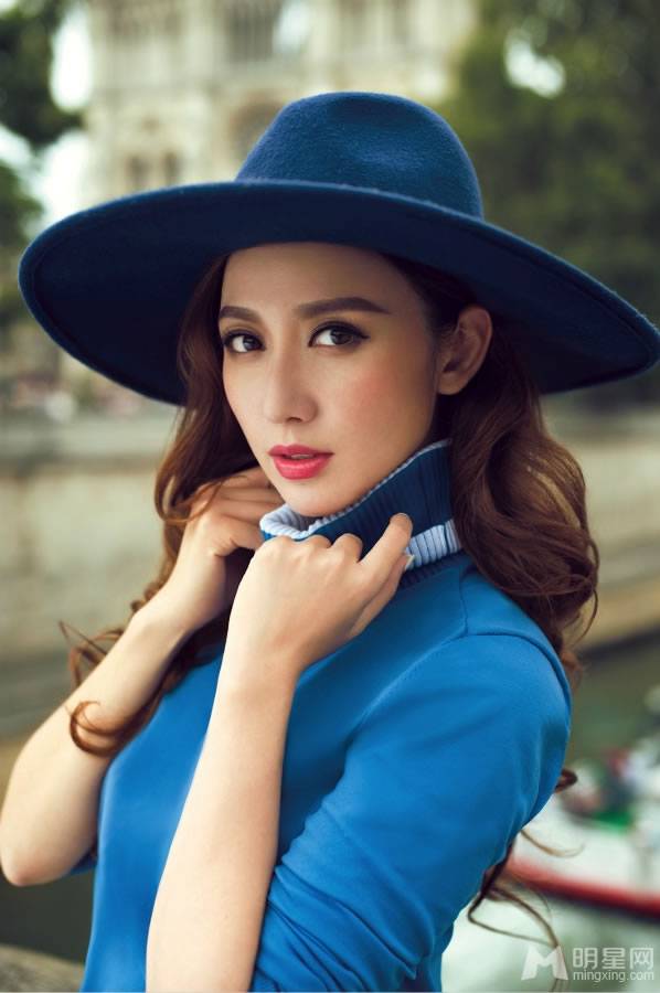 张萌复古装扮巴黎街拍