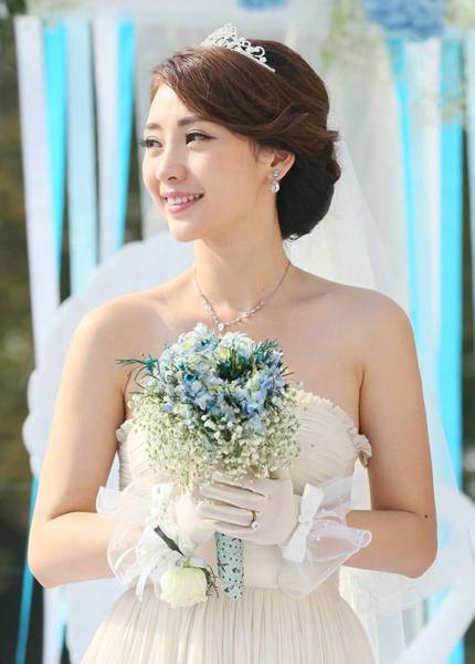 电视剧《咱们结婚吧》柳岩唯美婚纱剧照