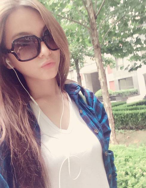 极品美女王若伊与猫咪自拍