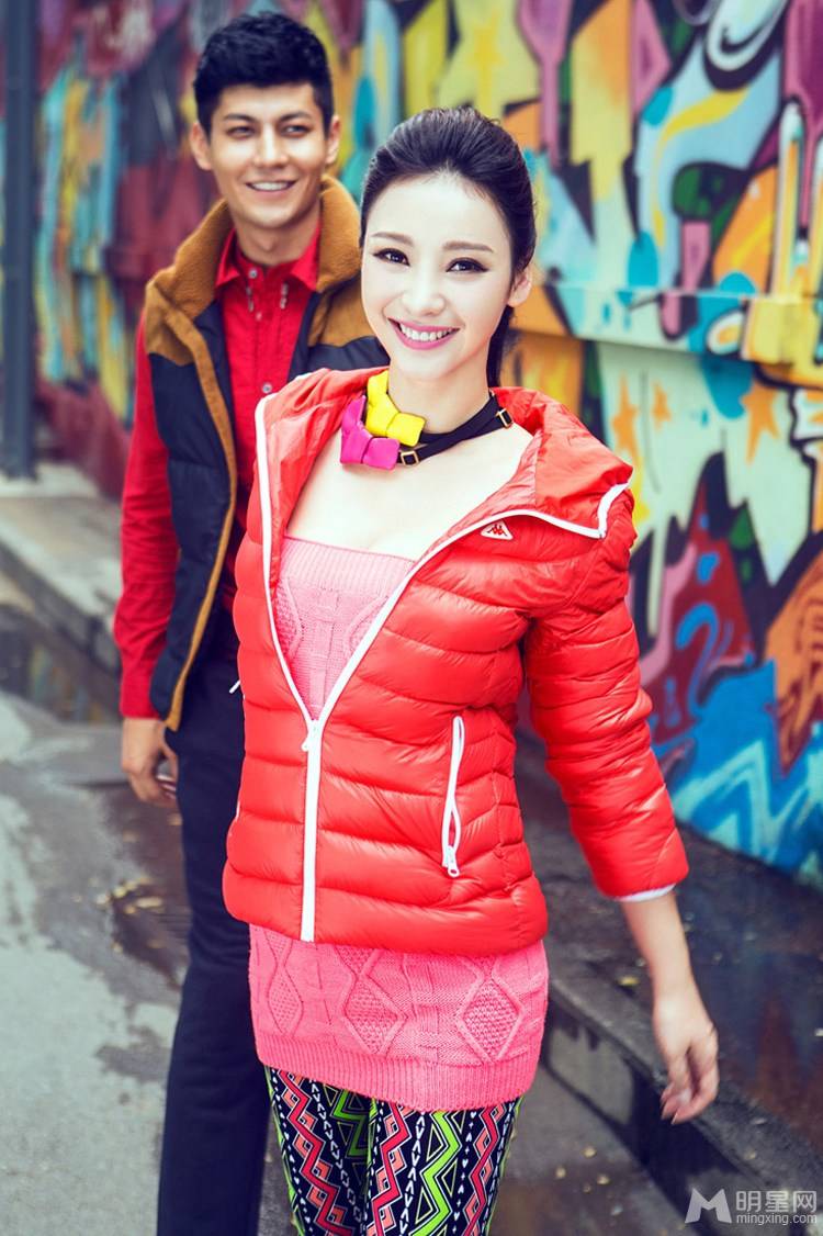 柳岩糖果色搭配尽显青春活力气息