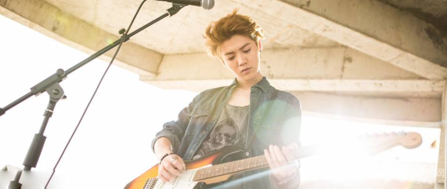 当红偶像鹿晗帅气吉他手形象