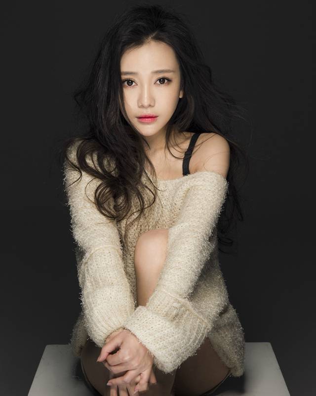 郭芮溪迷人时尚杂志美拍