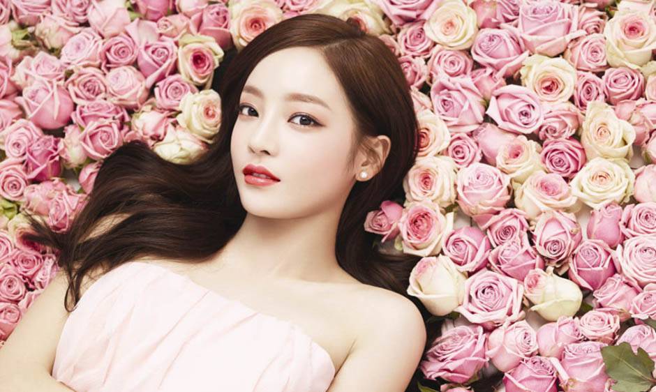 躺在玫瑰花上韩女团Kara成员美艳动人
