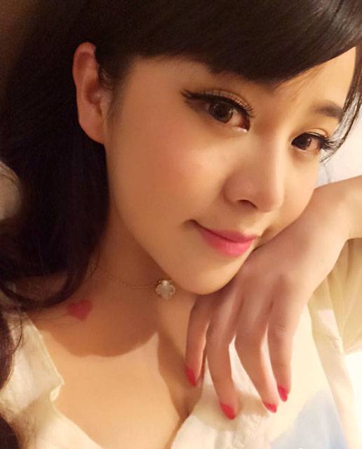 90后美女嘟嘟嘴卖萌自拍照