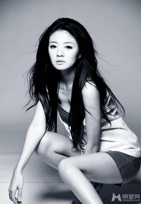中国台湾女演员安以轩迷人黑白写真