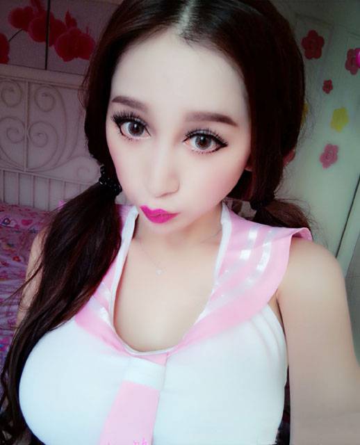 红唇惊艳美女沈璐性感粉嫩自拍照