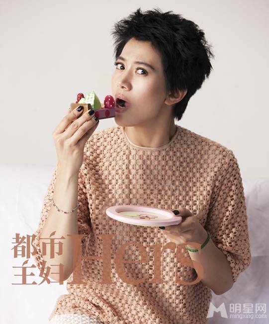 袁咏仪甜笑展示女性魅力